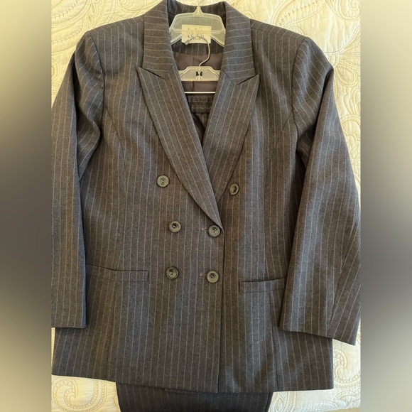 16P LeSuit Charcoal Gray Double Breasted pinstriped pantsuit - Picture 3 of 11
